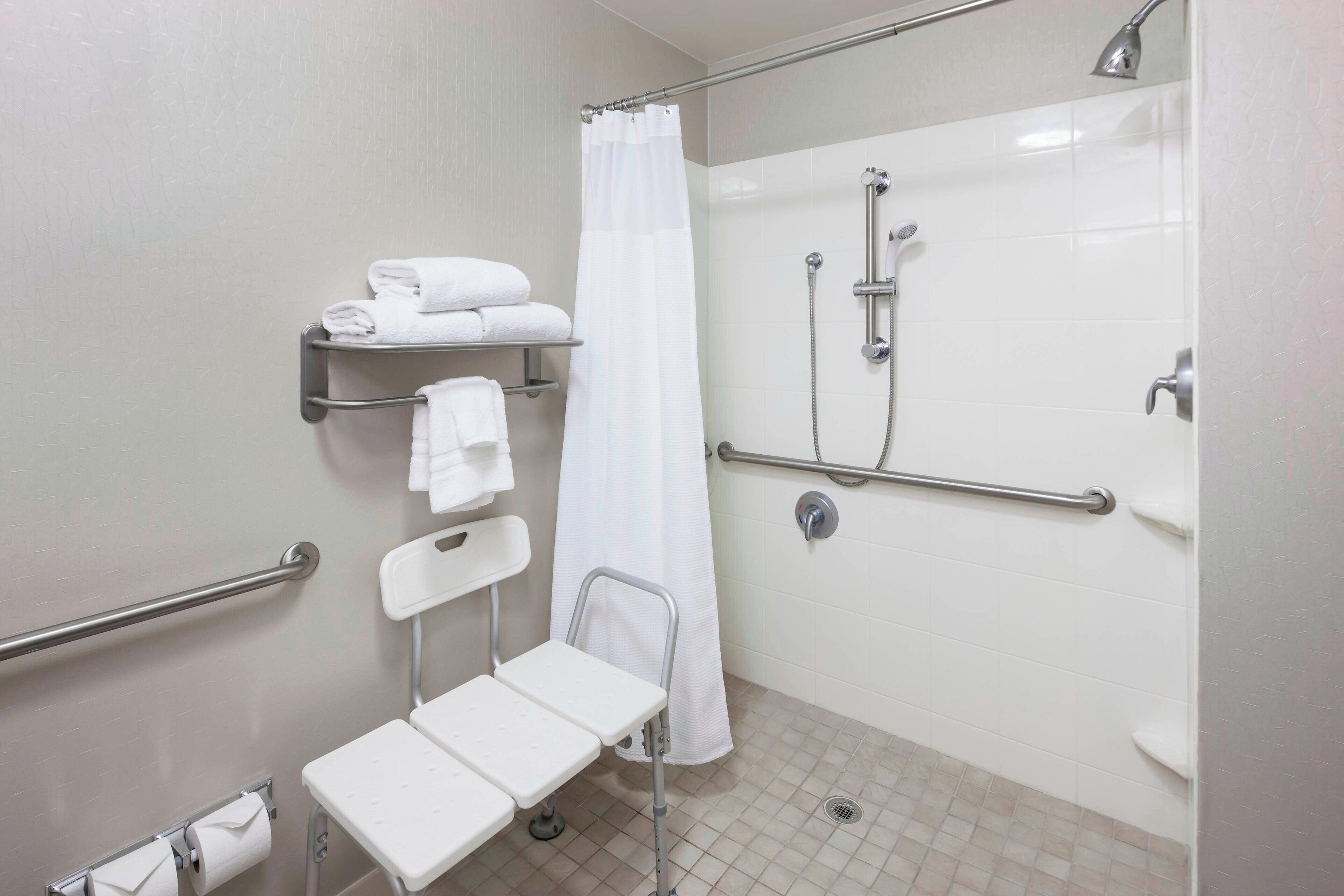 suite, 1 bedroom | bathroom | combined shower/bathtub, free toiletries, hair dryer, towels
