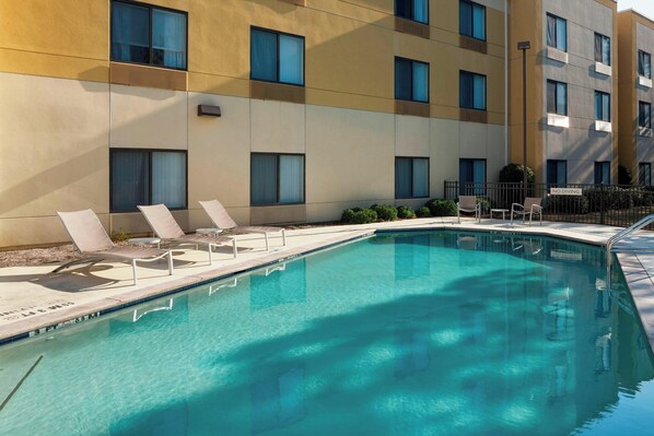 Piscine extérieure en saison