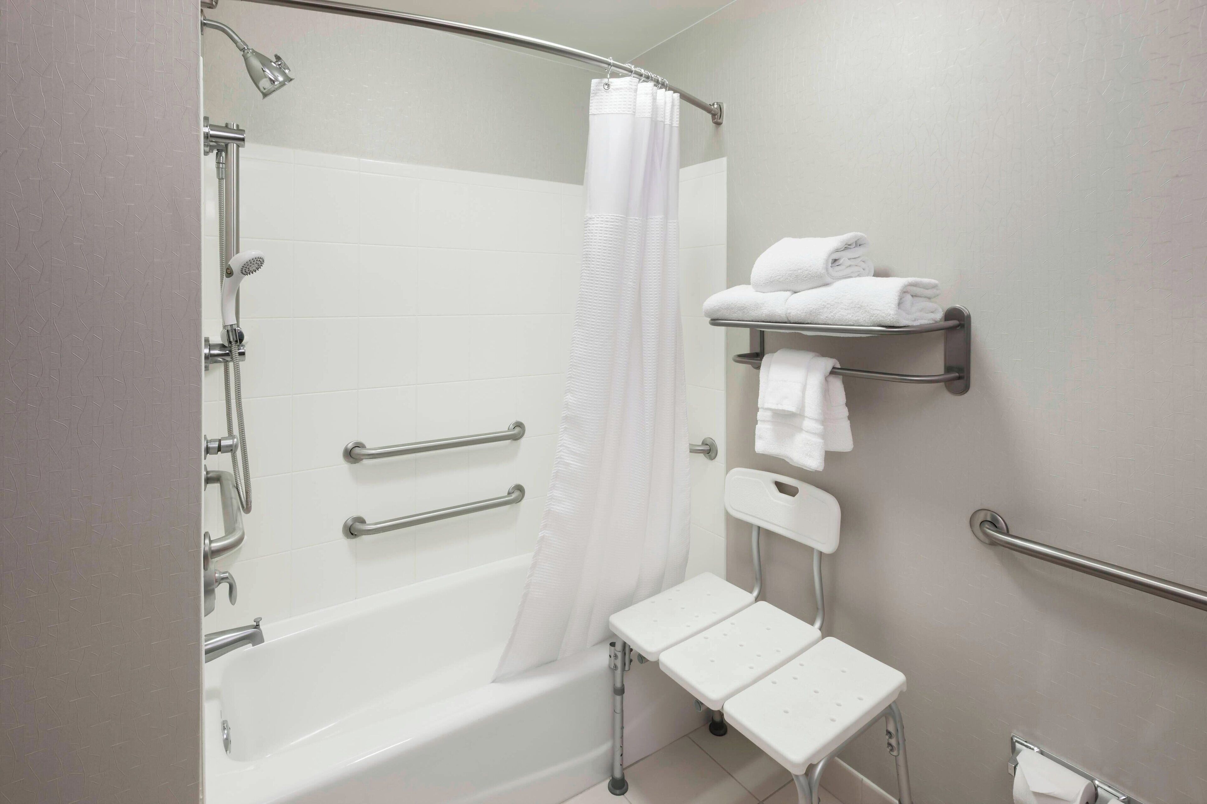 suite, 1 bedroom | bathroom | combined shower/bathtub, free toiletries, hair dryer, towels