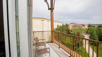 Grizzly Bear Suite - Waterpark Included | Balcony view