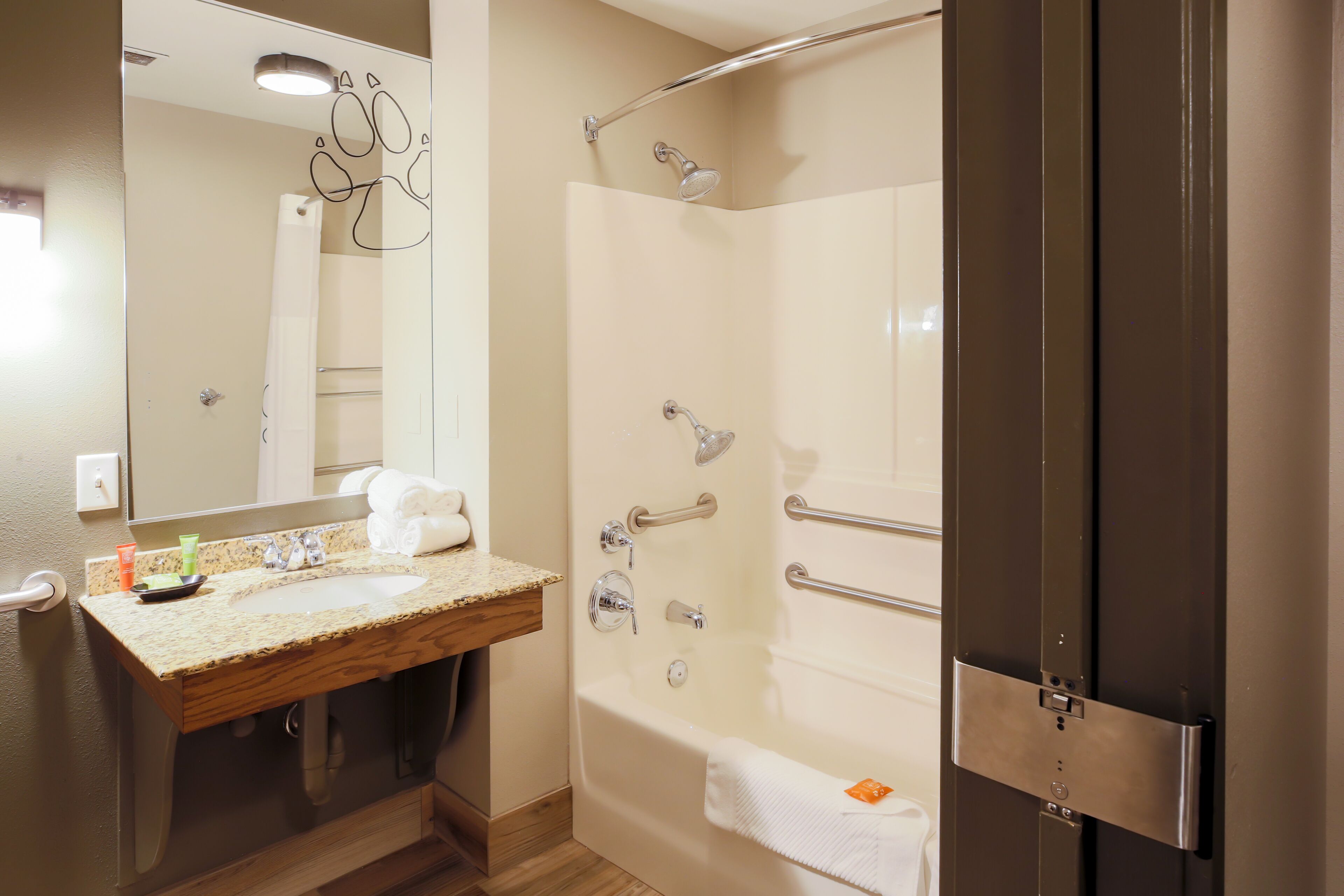 combined shower/bathtub, hair dryer, towels