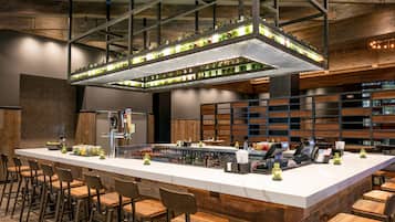 2 bars/lounges, poolside bar