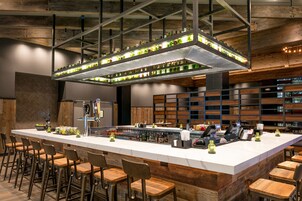 2 bares, bar junto a la piscina