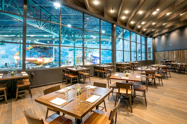 5 restaurants; breakfast, lunch, and dinner served
