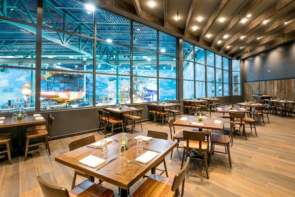 5 restaurantes; se sirven desayunos, comidas y cenas