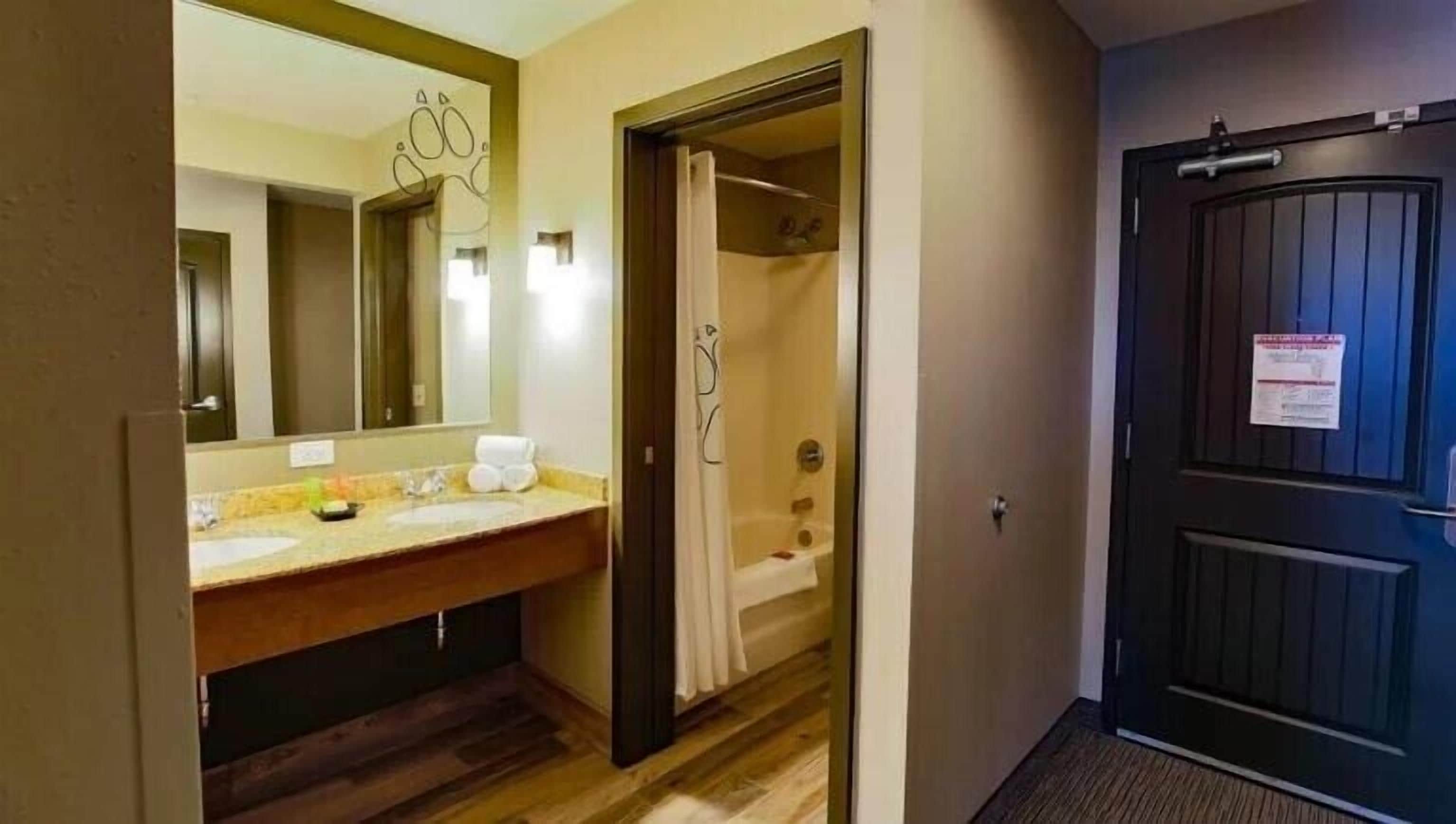 Combined shower/tub, hair dryer, towels
