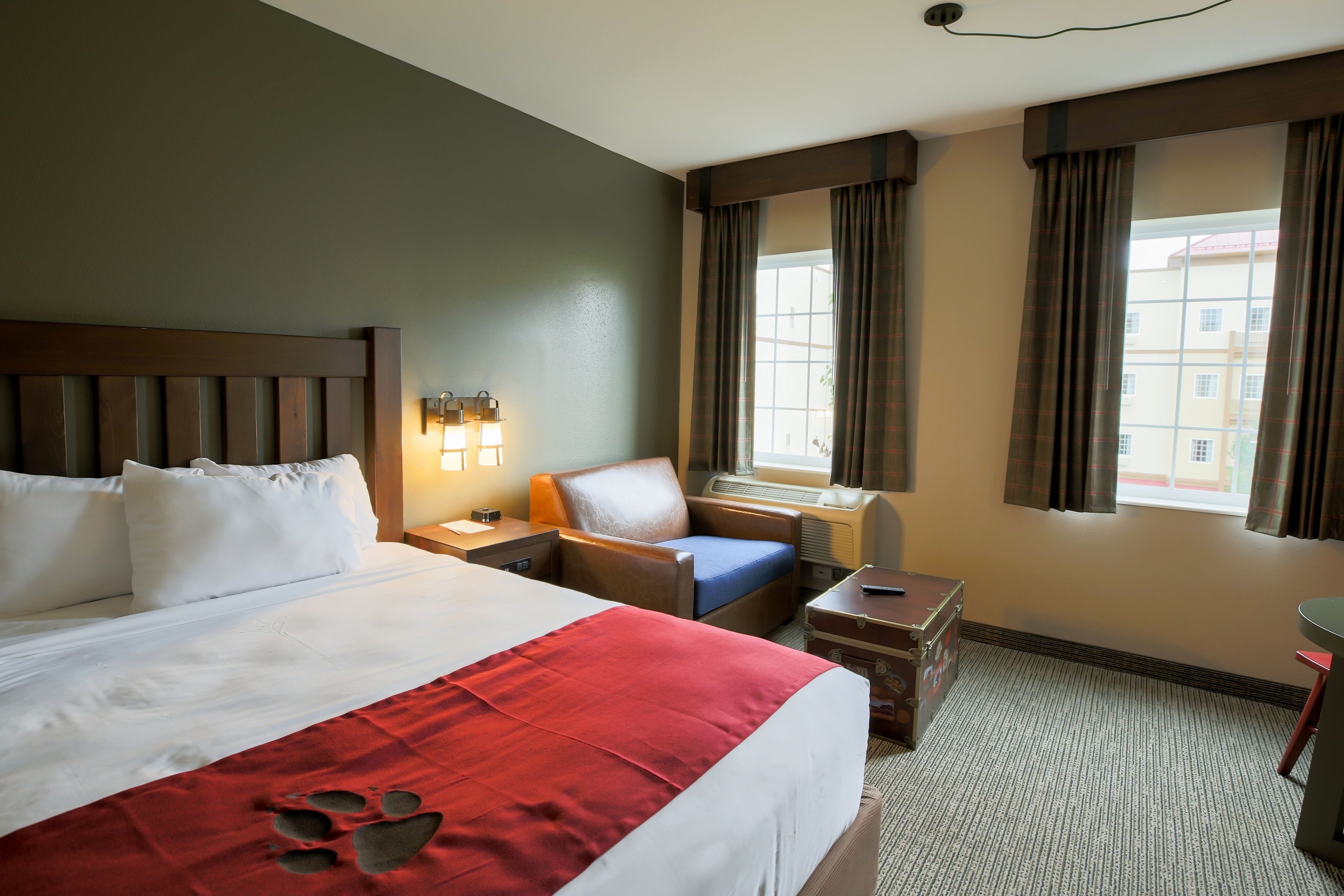 in-room safe, iron/ironing board, internet, bed sheets