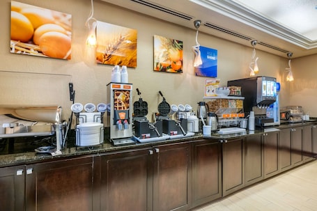Free daily full breakfast . Comfort Inn & Suites Northeast - Gateway