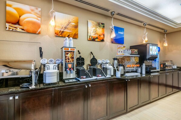 朝食 (フル ブレックファスト)、毎日提供 (無料)