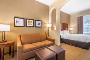 スイート キングベッド 1 台ソファーベッド付き 禁煙 | デスク、遮光カーテン、アイロン / アイロン台、可動式ベッド