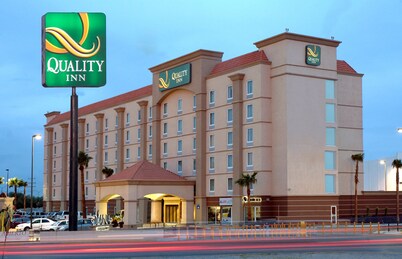 Hotel Mesaluna Near American Consulate