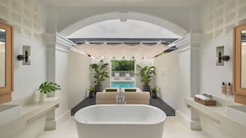 Habitación doble (Couple Suite with Pool Access) | 1 dormitorio, caja fuerte, espacio para trabajar con un portátil
