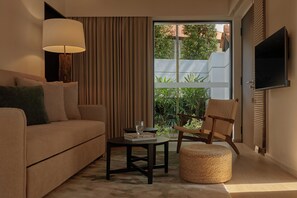 Signature villa, niet-roken, privézwembad | Woonruimte | Lcd-televisie