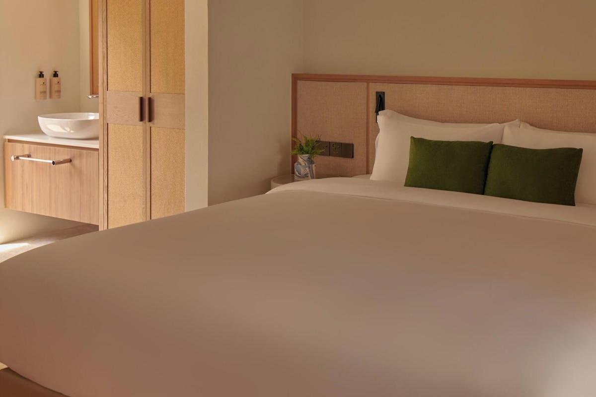Free minibar, in-room safe, laptop workspace, iron/ironing board