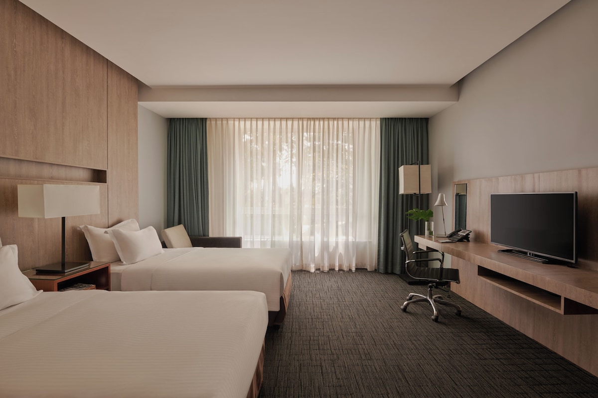 Minibar (free items), in-room safe, laptop workspace, WiFi (free)