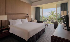 Premier kamer, balkon | Een kluis op de kamer, een laptopwerkplek, geluiddichte muren