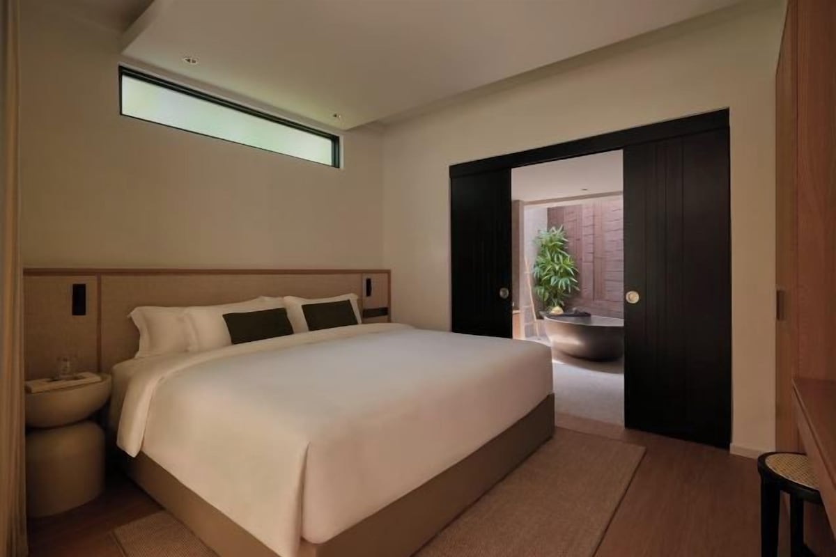 Free minibar, in-room safe, laptop workspace, iron/ironing board