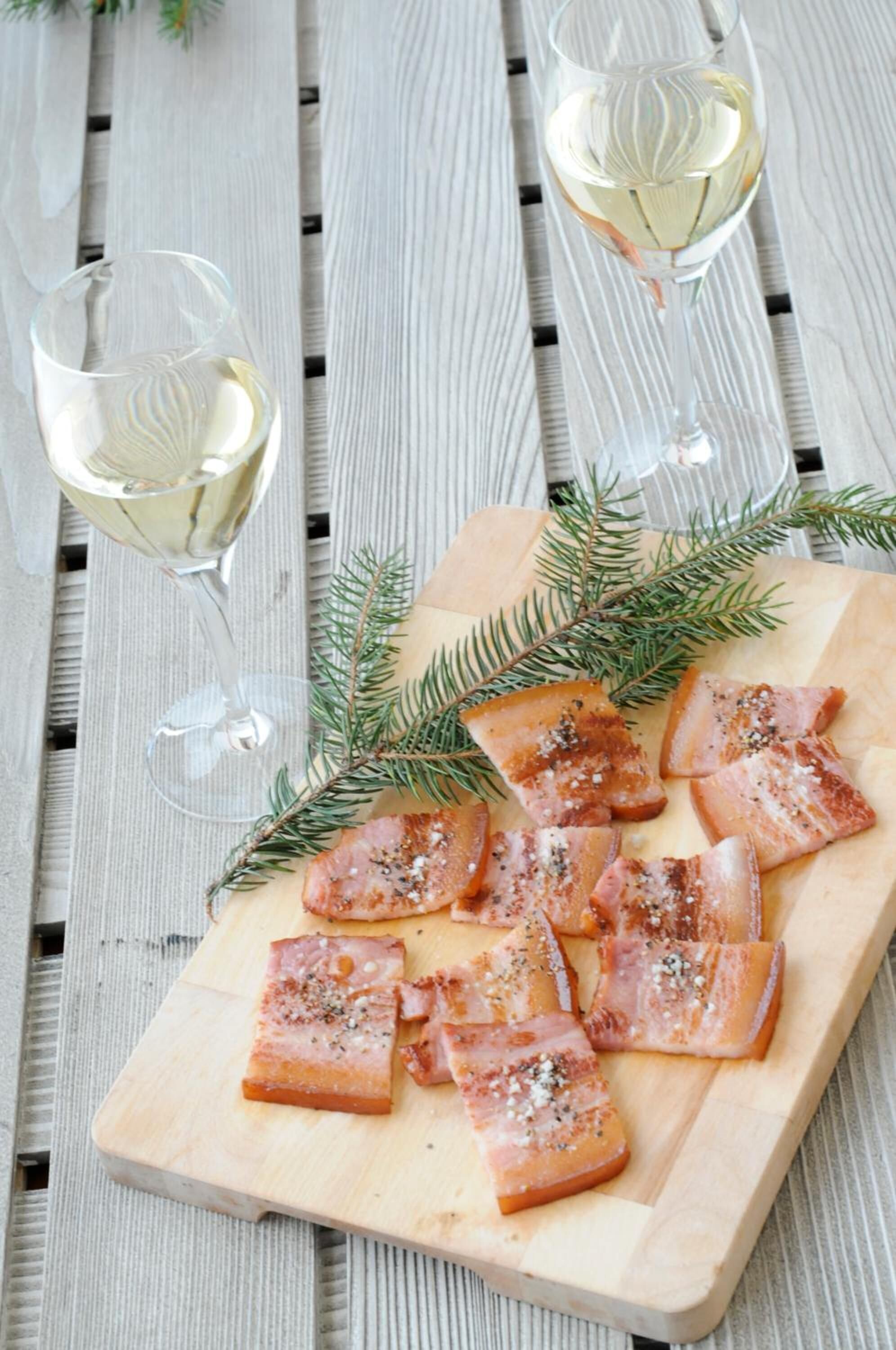 2 restaurants, breakfast, dinner served; fondue