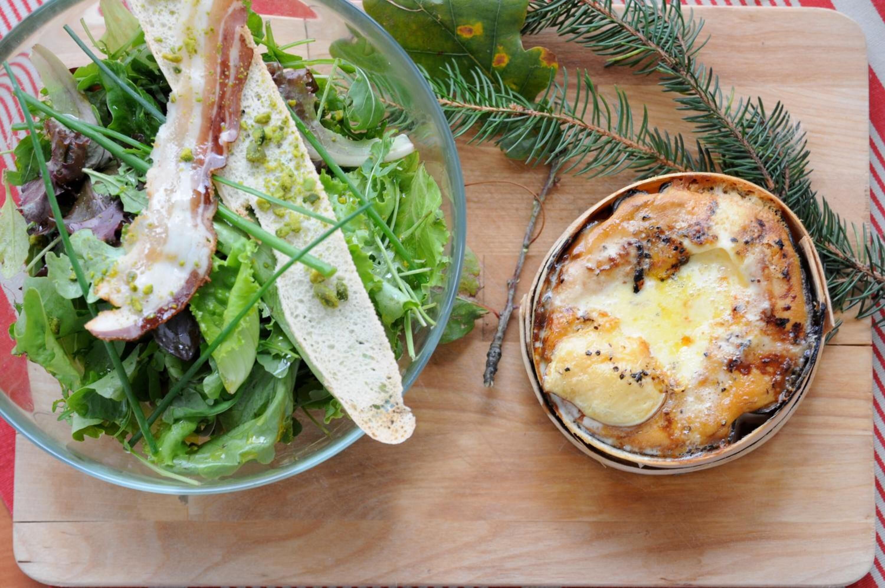 2 restaurants, breakfast, dinner served; fondue