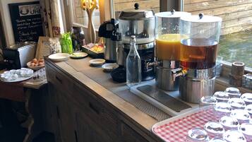 Petit déjeuner buffet (14 EUR par personne)