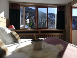 Ropa de cama de alta calidad, escritorio, cortinas opacas