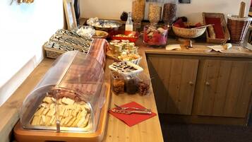 Bữa sáng buffet hàng ngày (14 EUR/mỗi người)