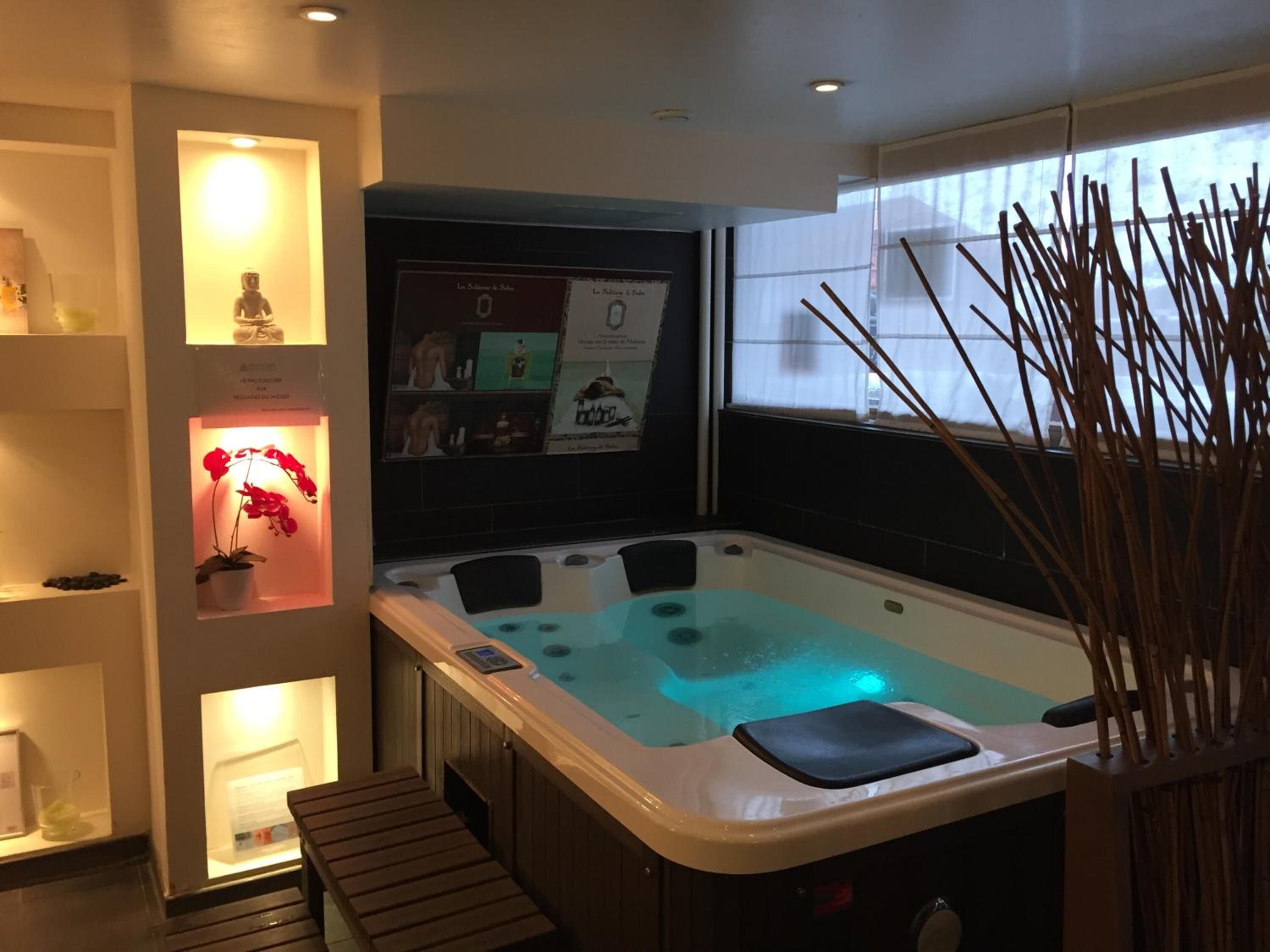 sauna, hot tub, steam room, body treatments, body wraps, body scrubs