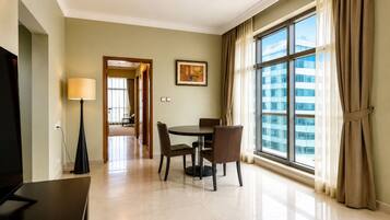 Deluxe Suite, 1 Katil Raja (King) | Ruang tamu | 32 inci televisyen LED dengan kabel, TV