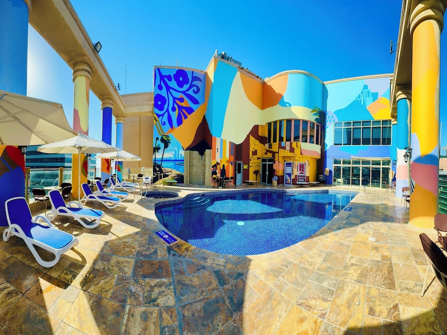 Una piscina al aire libre