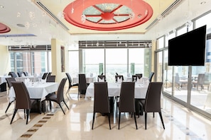 2 restaurants; breakfast, lunch, dinner, and brunch served