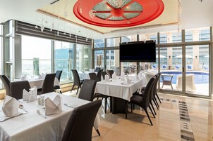 2 restaurants; breakfast, lunch, dinner, and brunch served