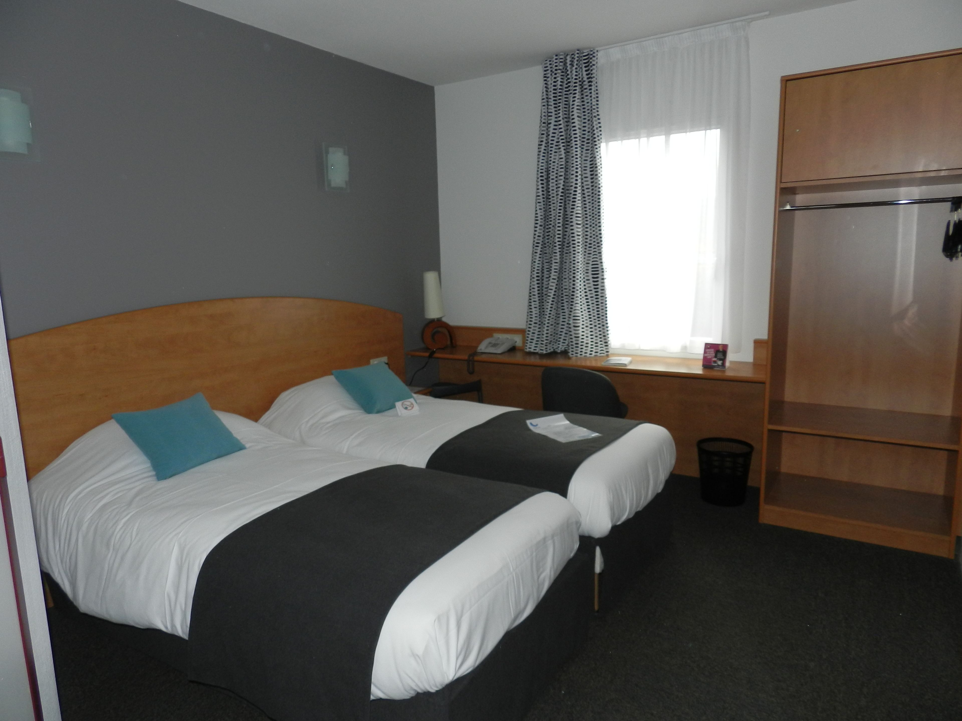 デスク、ノートパソコン用作業スペース、防音設備、アイロン / アイロン台