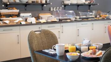 Dagelijks continentaal ontbijt (EUR 13 per persoon)