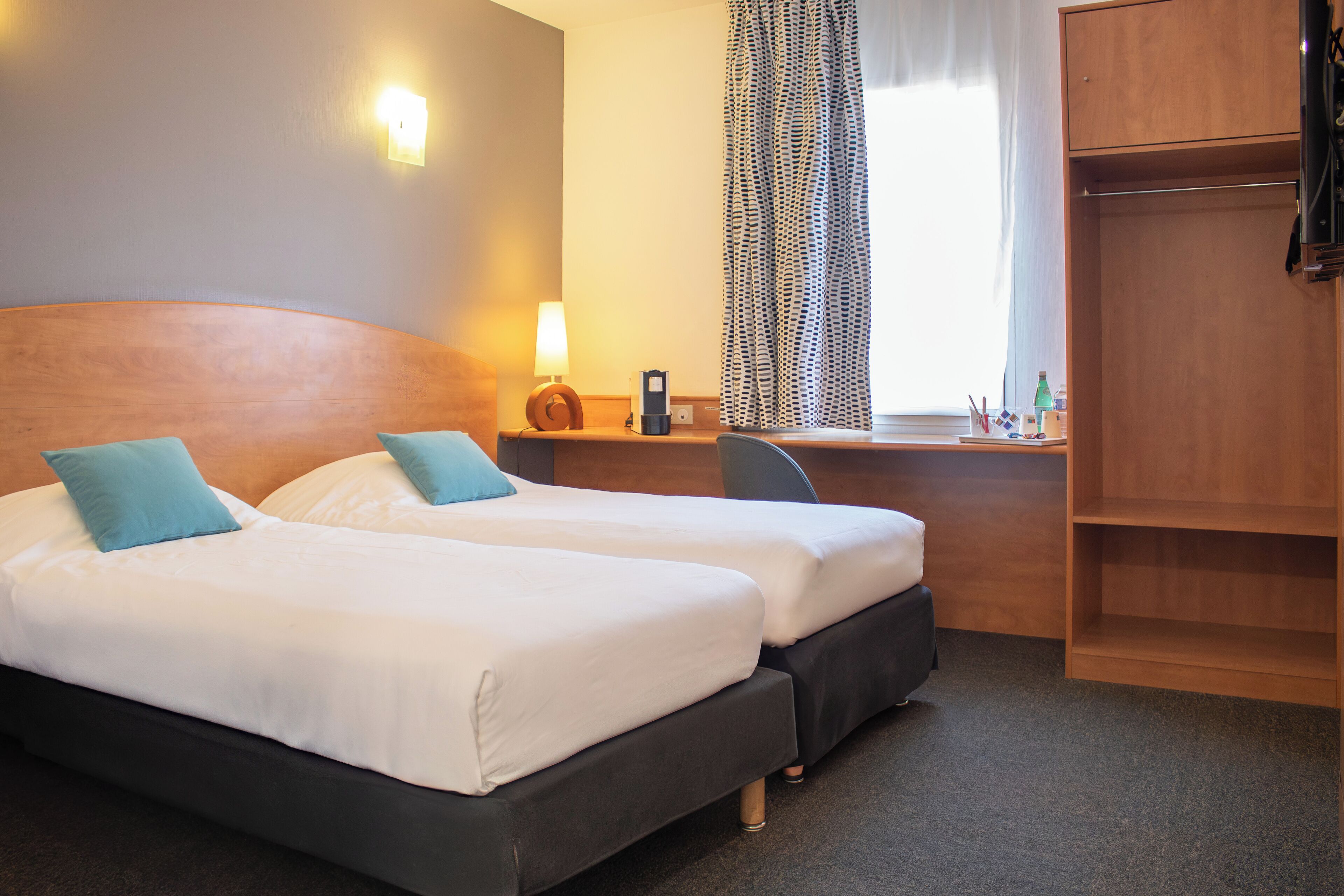 Skrivebord, skrivebord for bærbar PC, lydisolert og strykejern/-brett