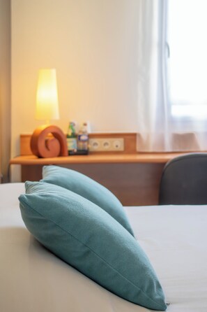 Desk, laptop workspace, soundproofing, iron/ironing board - Brit Hotel Bressuire (formerly Plume Hotel) (Bressuire)