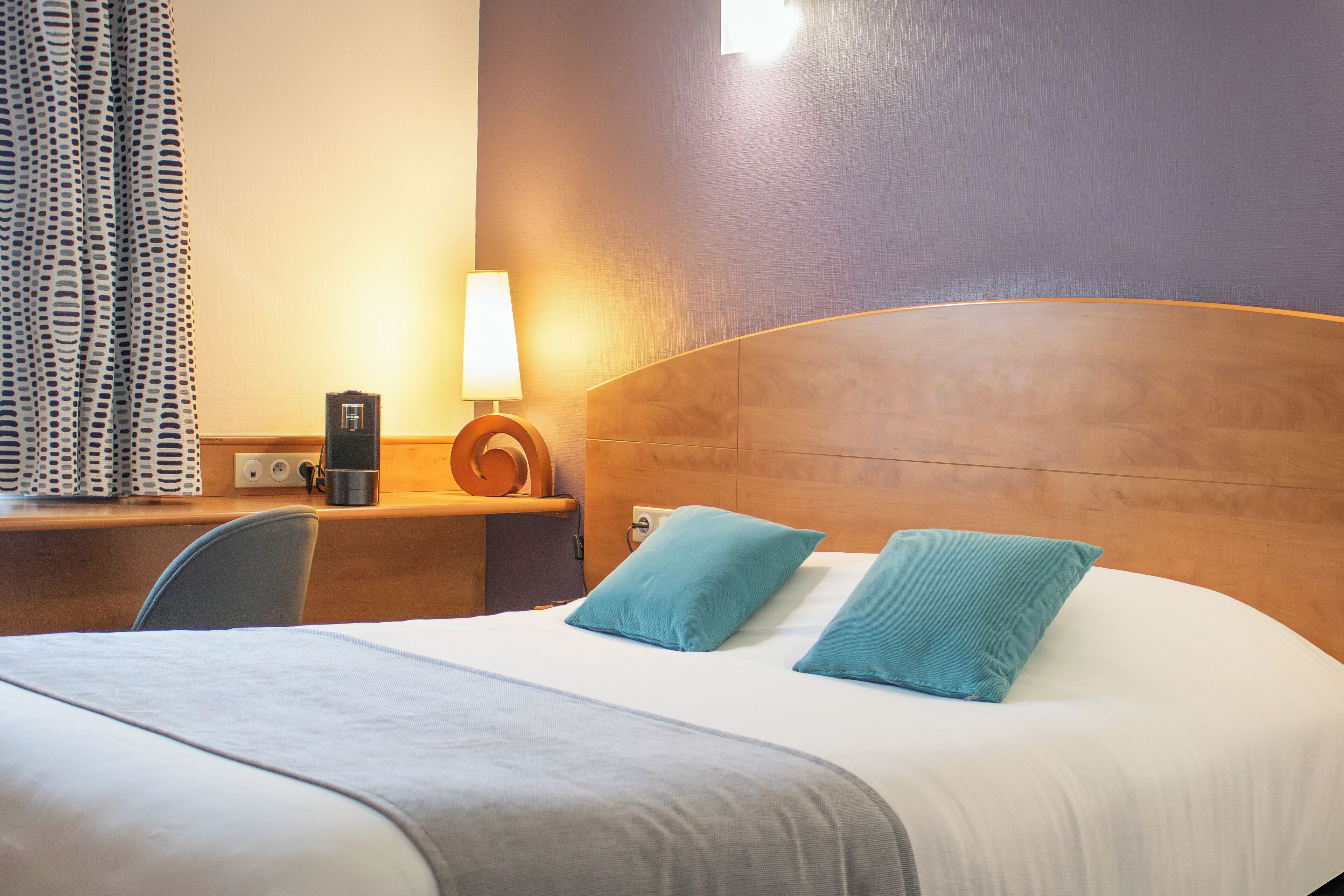 โต๊ะทำงาน, พื้นที่ทำงานแบบใช้แล็ปท็อป, ห้องเก็บเสียง, เตารีด/โต๊ะรีดผ้า