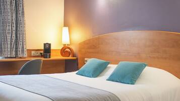 Een bureau, een laptopwerkplek, geluiddichte muren