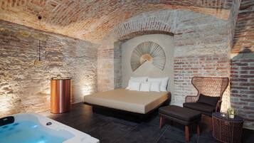 Hot tub, steam room