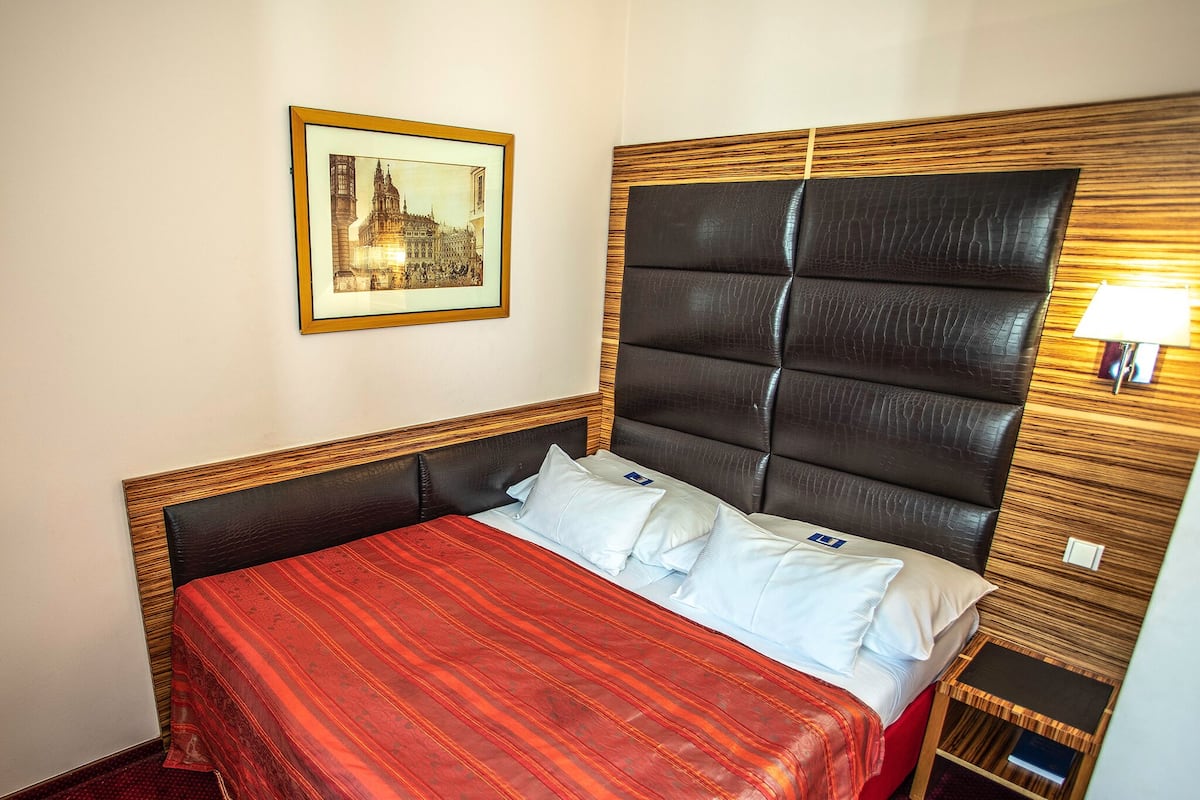 Hypoallergeen beddengoed, een kluis op de kamer, een bureau