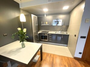 大冰箱、微波炉、烤箱、炉灶