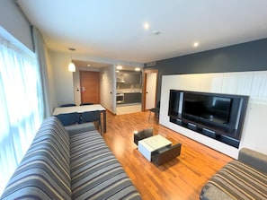 50-inch flat-screen TV with cable channels - Hotel San Fermín Pamplona (Burlada)