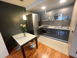 Refrigerador con freezer, microondas, horno, placa de cocina