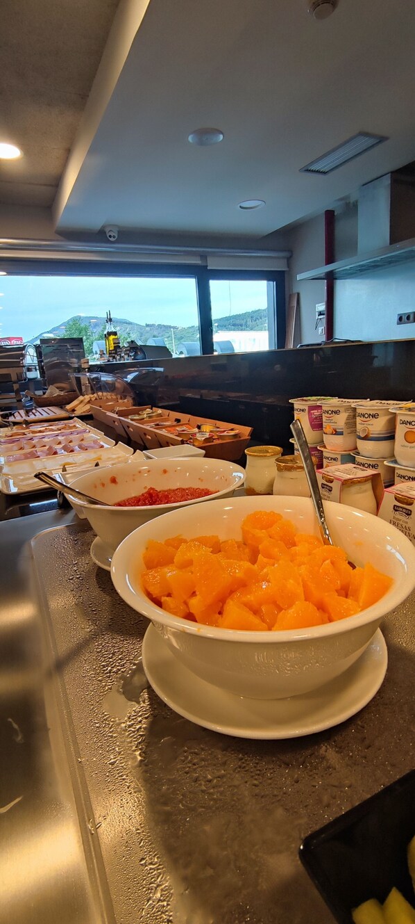 Tägliches Frühstücksbuffet (13.5 EUR pro Person)