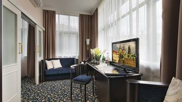 Caja fuerte, escritorio, espacio para trabajar con un portátil