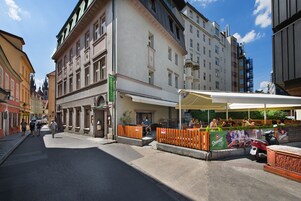 Et gadesyn med hotellet Hotel Esprit og en restaurant med udendørs siddepladser.