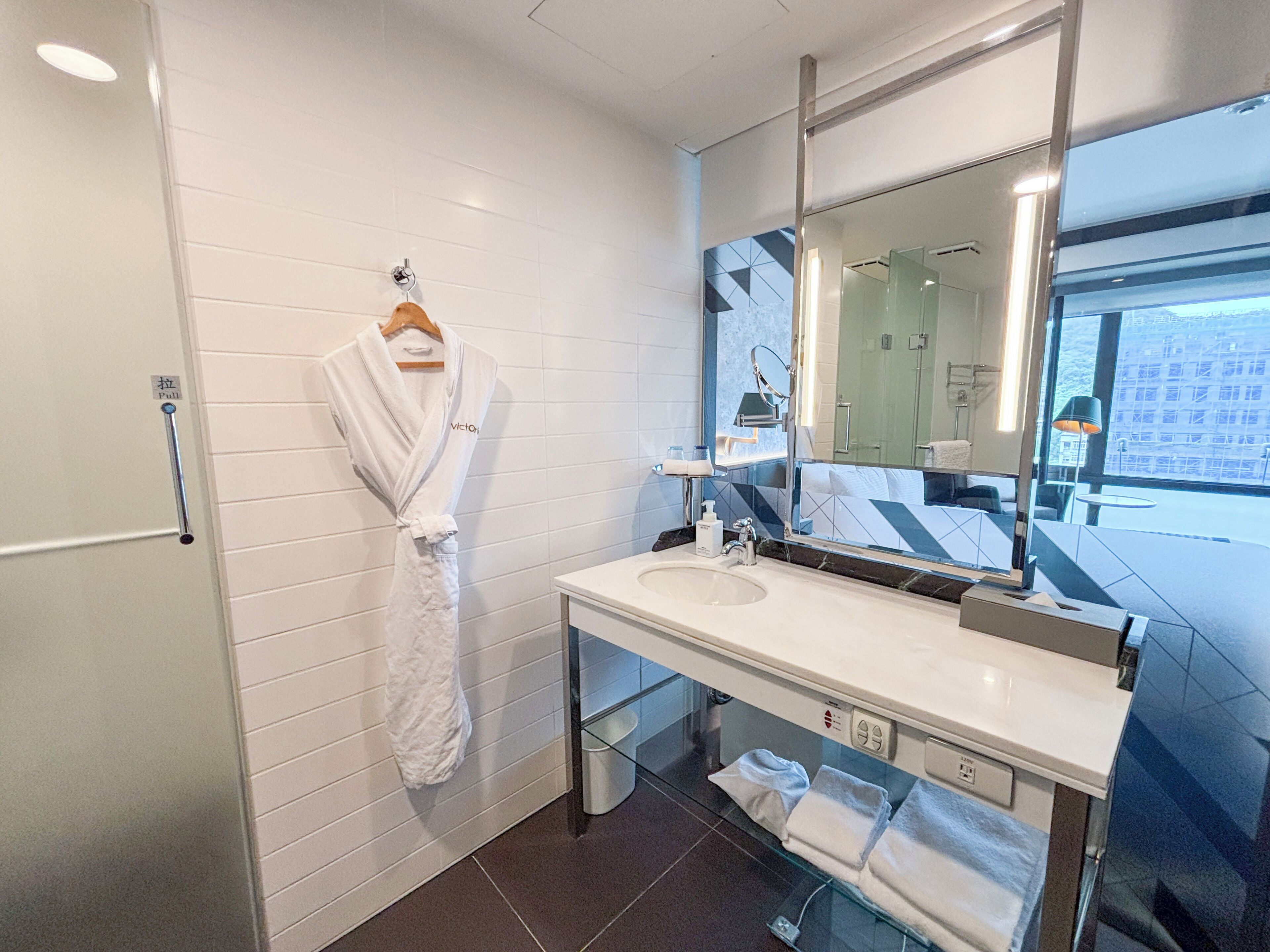 Design kamer | Badkamer | Een aparte badkuip en douche, een haardroger, badjassen, pantoffels