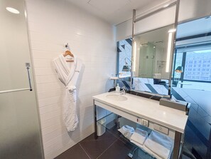 Rom – design | Bad | Separat badekar og dusj, hårføner, badekåper og tøfler