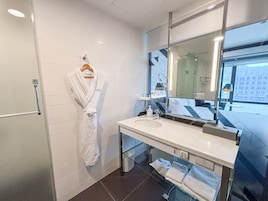 Design Room | Bathroom | Separate tub and shower, hair dryer, bathrobes, slippers