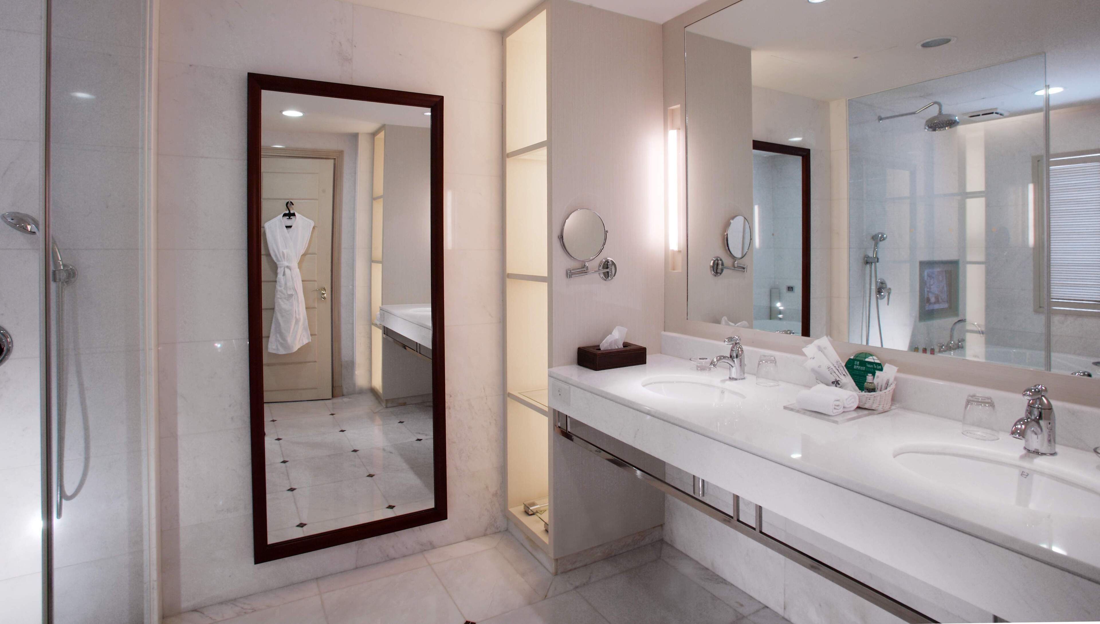 executive room | bathroom | separate bathtub and shower, hair dryer, bathrobes, slippers