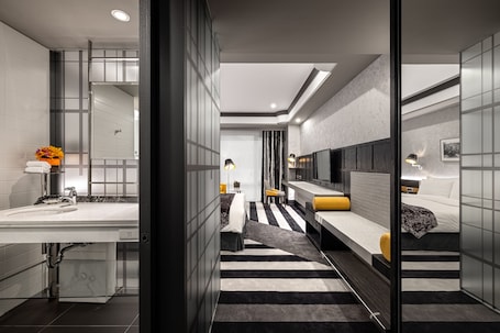 Design Room | Premium bedding, down comforters, pillowtop beds, minibar